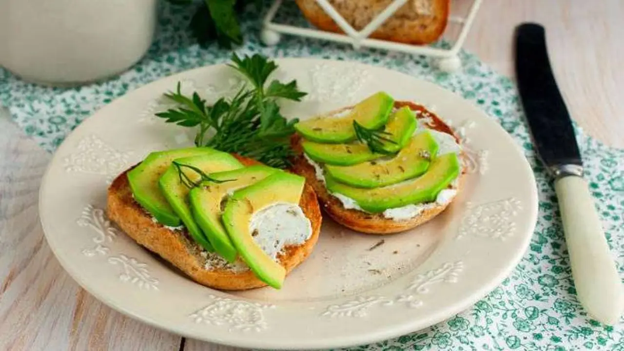 La palta es uno de los alimentos que se aconseja consumir en los desayunos saludables