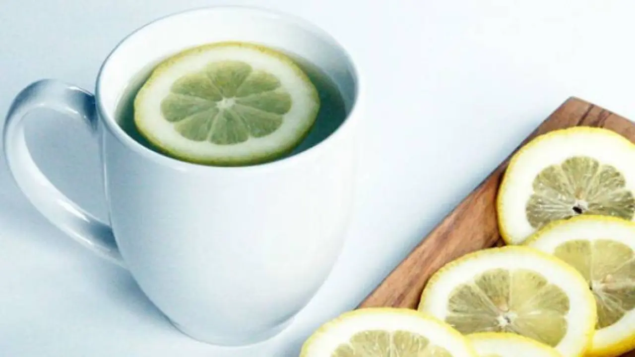 El agua con limón tiene algunos beneficios para el organismo