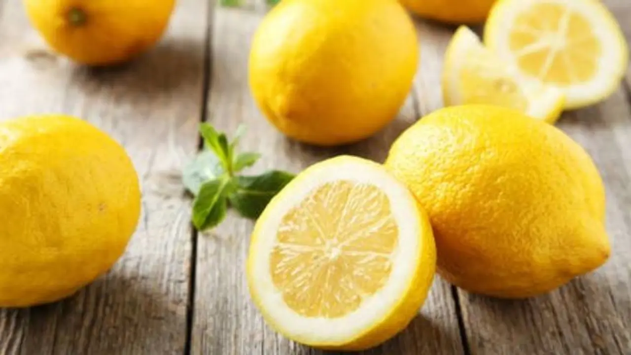 El limón aporta algunas vitaminas esenciales para el cuerpo