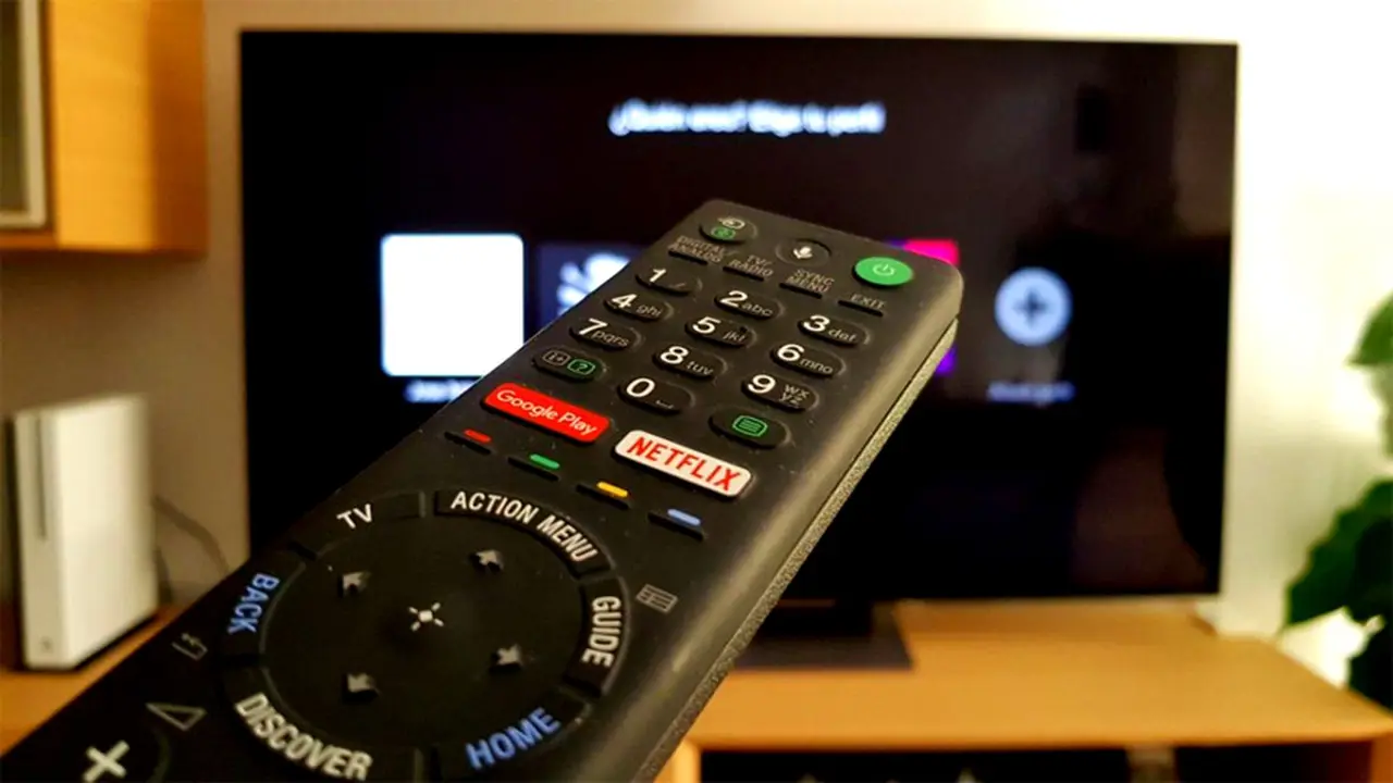 El control remoto es una herramienta imprescindible para ajustar la pantalla del Smart TV.