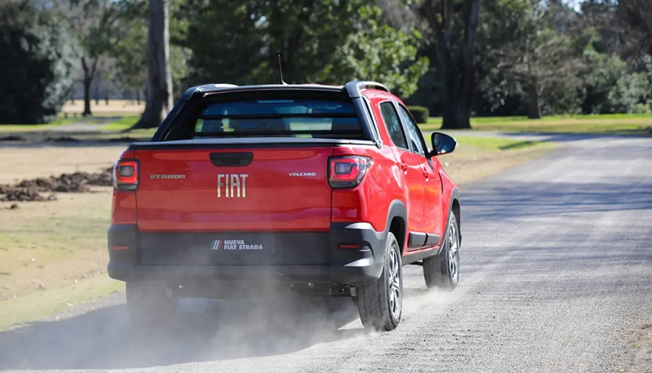 Fiat Strada de atras, con el portón clásico de la caja.