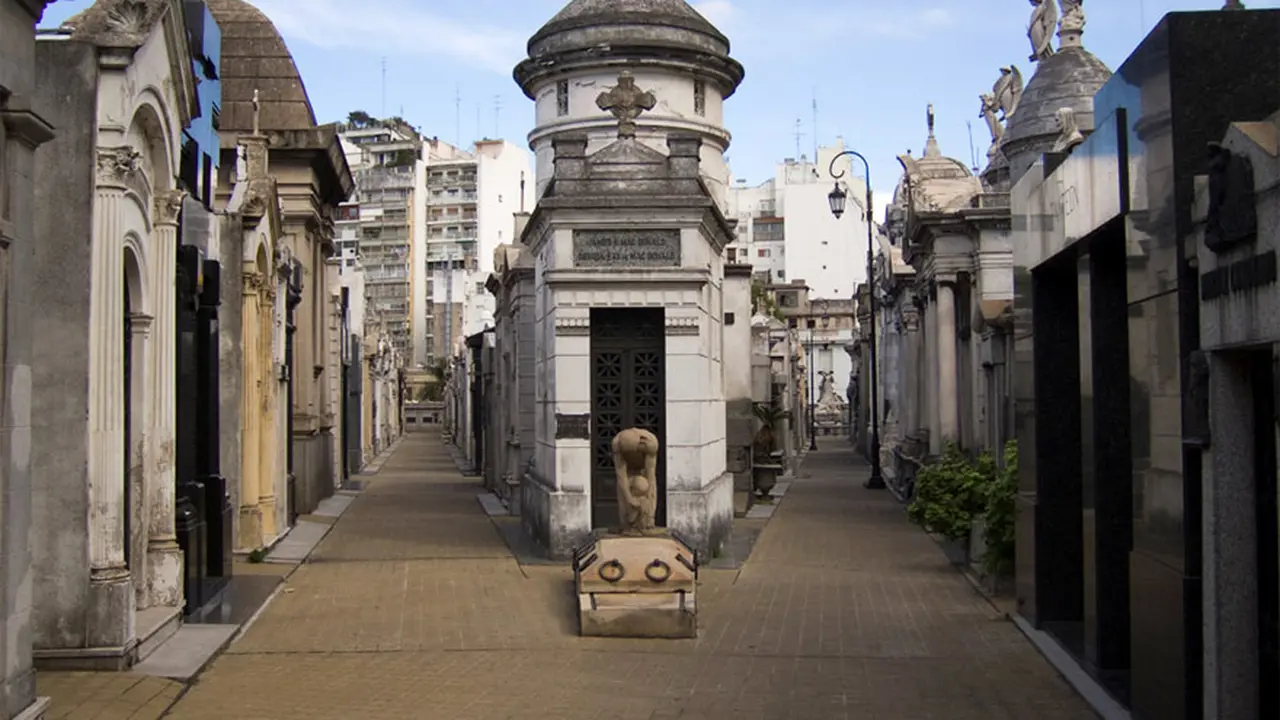 Bóveda en el cementerio de Recoleta