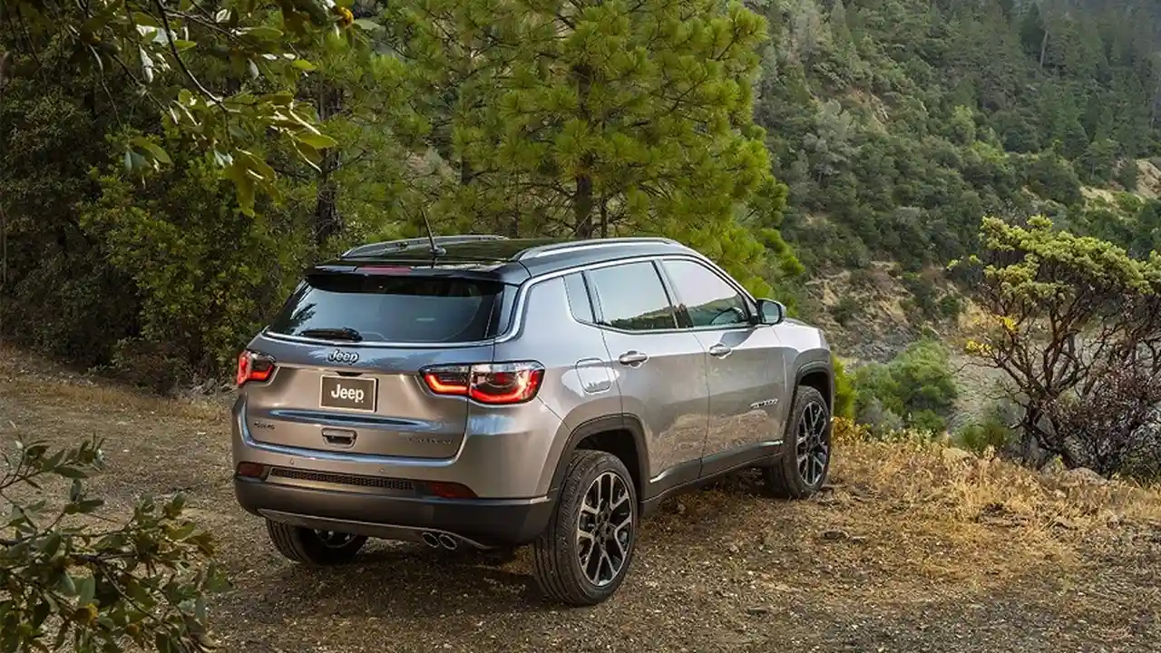 El Jeep Compass de atrás, también renovado.