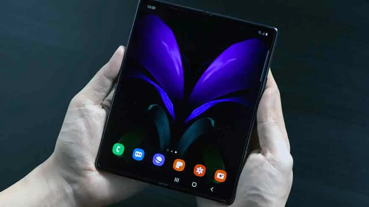 El Samsung Galaxy Z Fold 2 es un celular plegable como un libro.