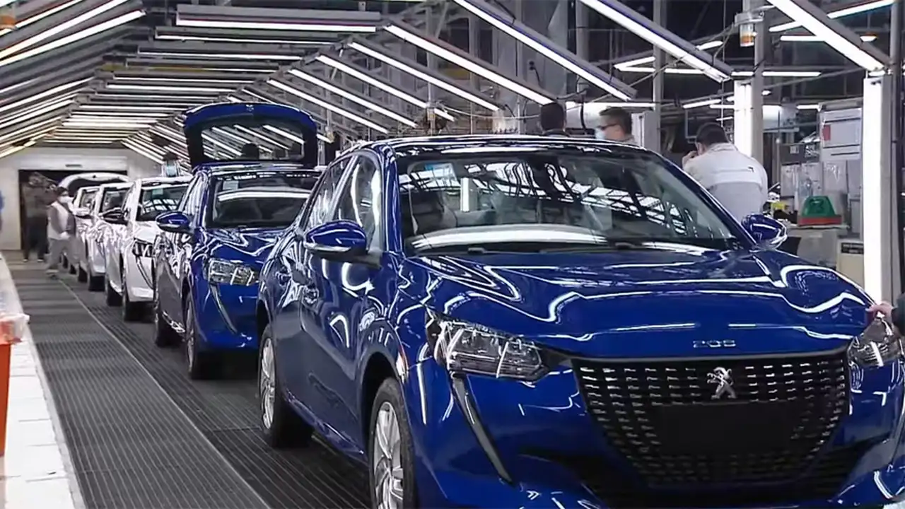 Peugeot 208, saliendo de la planta de El Palomar.