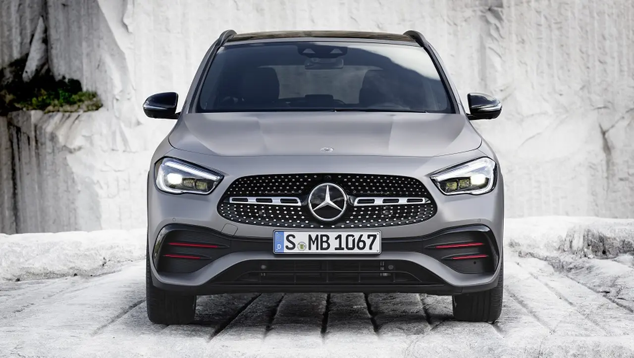 Atractivo frontal para el Mercedes Benz GLA.