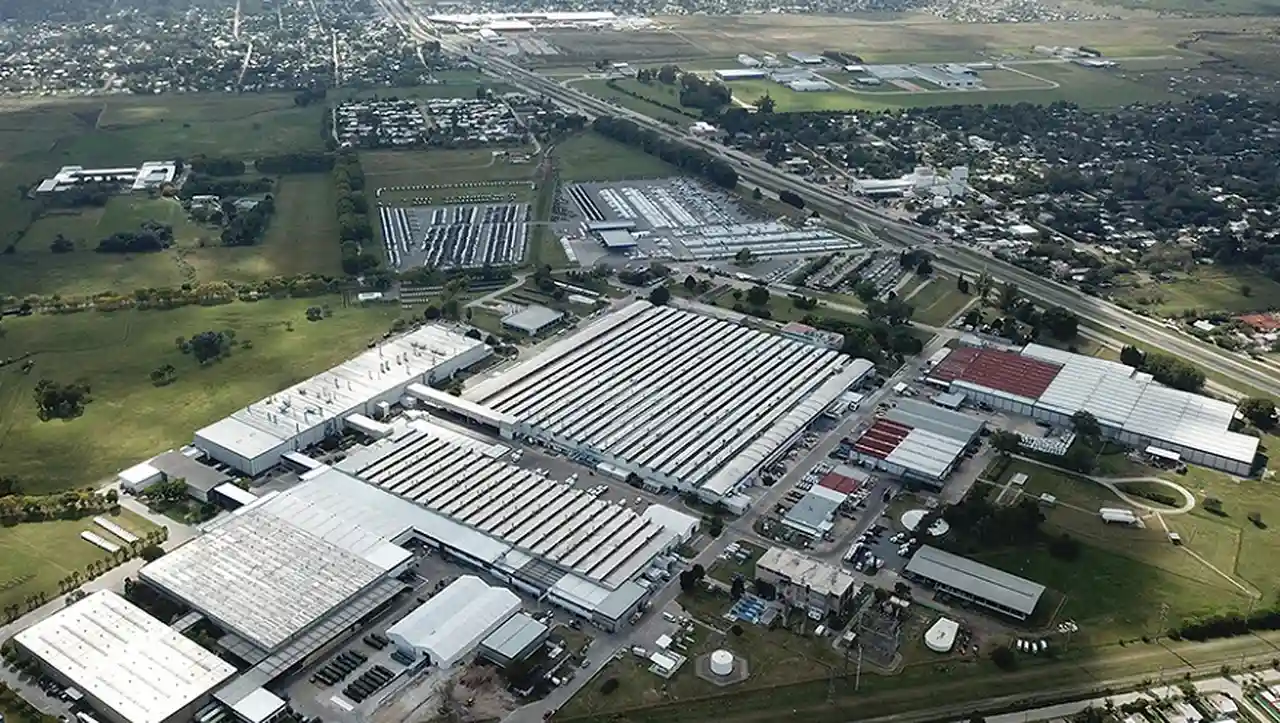Mercedes Benz, cumple 69 años en la Argentina, e inicia el segundo turno de producción.