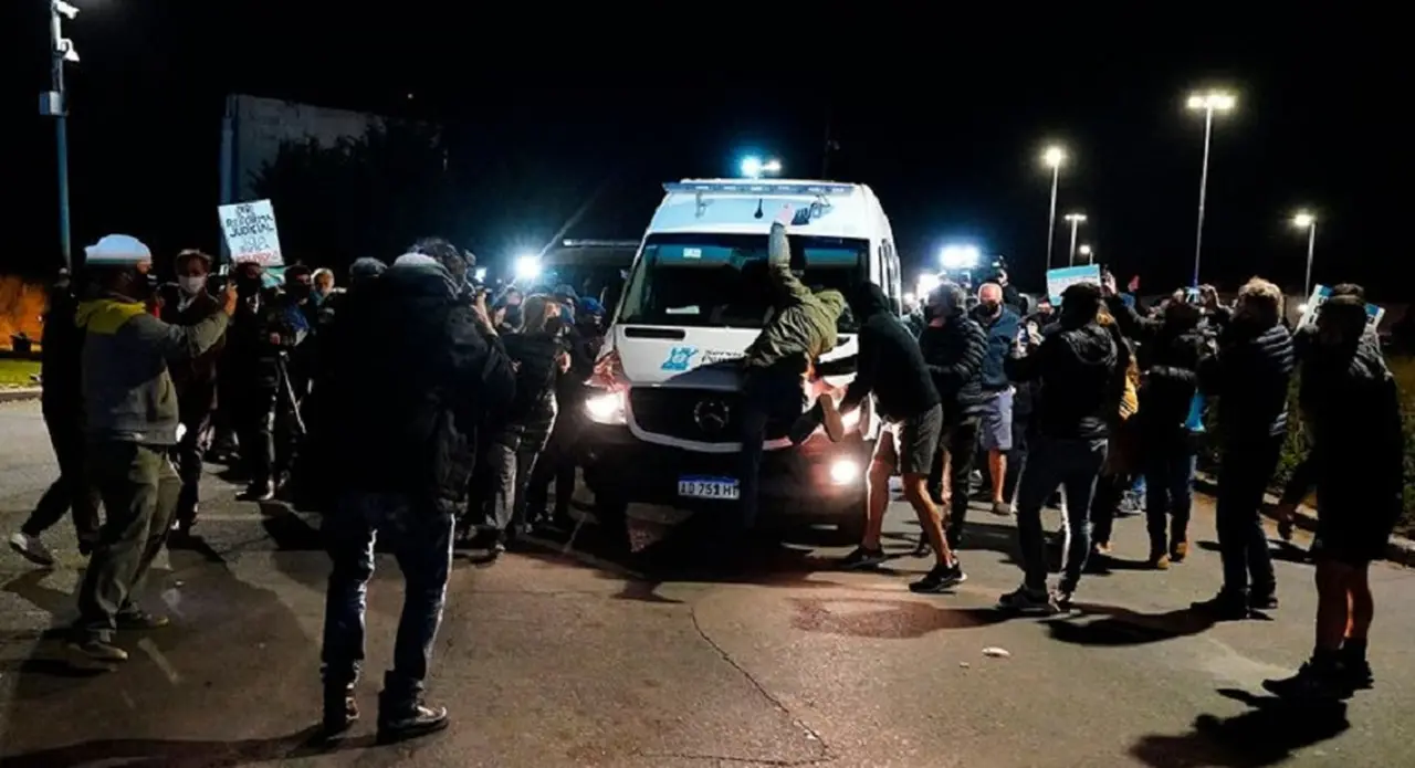 Lázaro Báez fue recibido por una violenta manifestación.