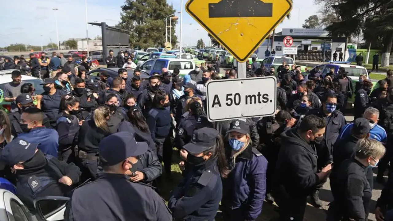 El malestar policial no se apaciguó ni siquiera tras la confirmación del incremento salarial