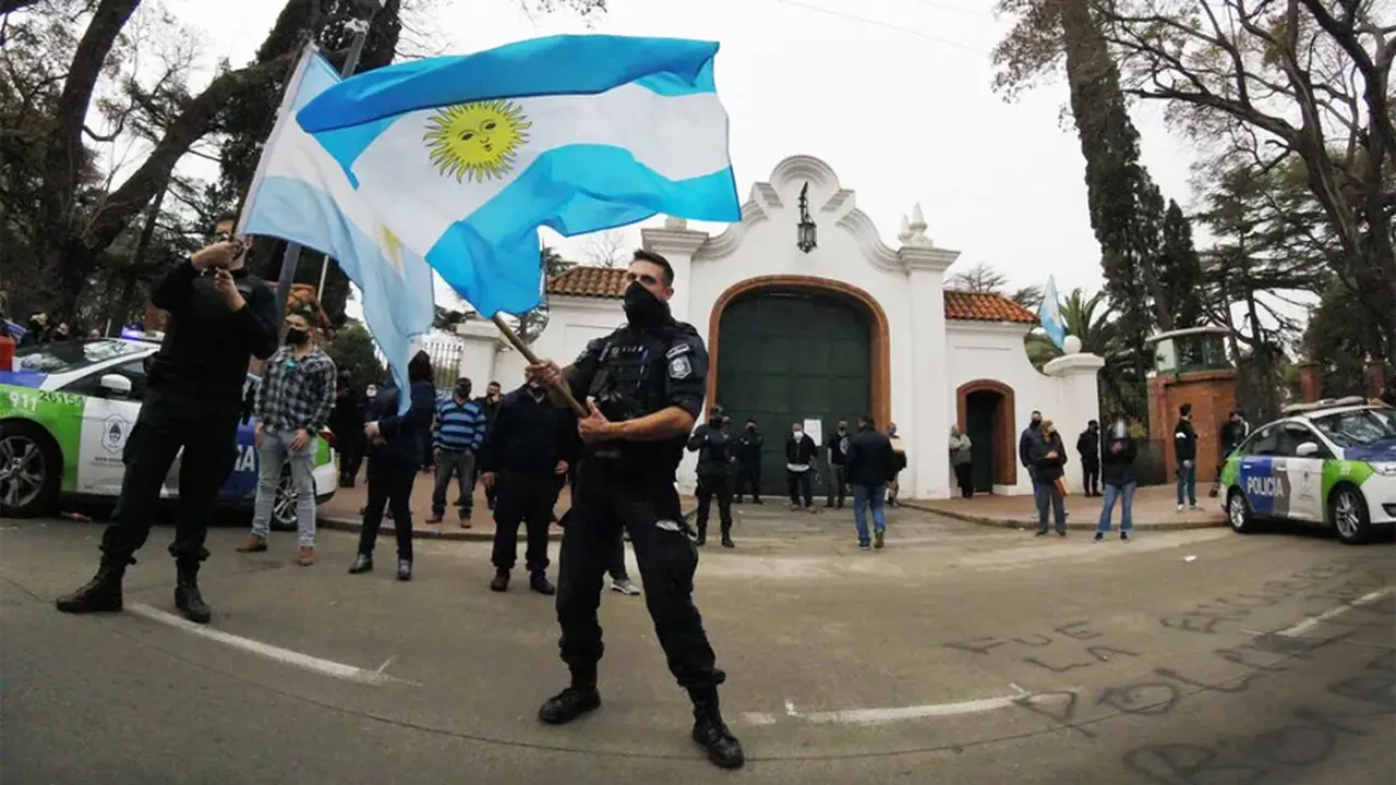 Patrulleros y armas frente a la residencia presidencial.