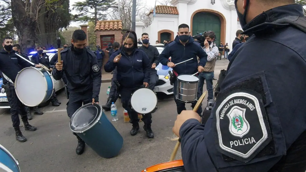 La policía bonaerense se agrupó frente a la residencia presidencial.