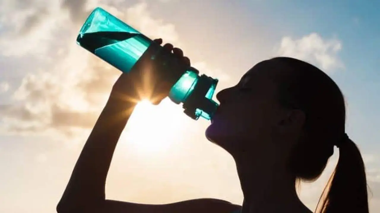 Las botellas de agua pueden ser un regalo para mamá si hace deporte y no tiene una
