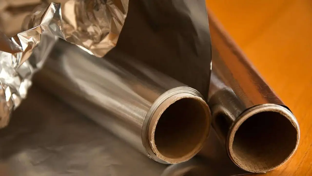 El papel aluminio es de uso frecuente en la cocina