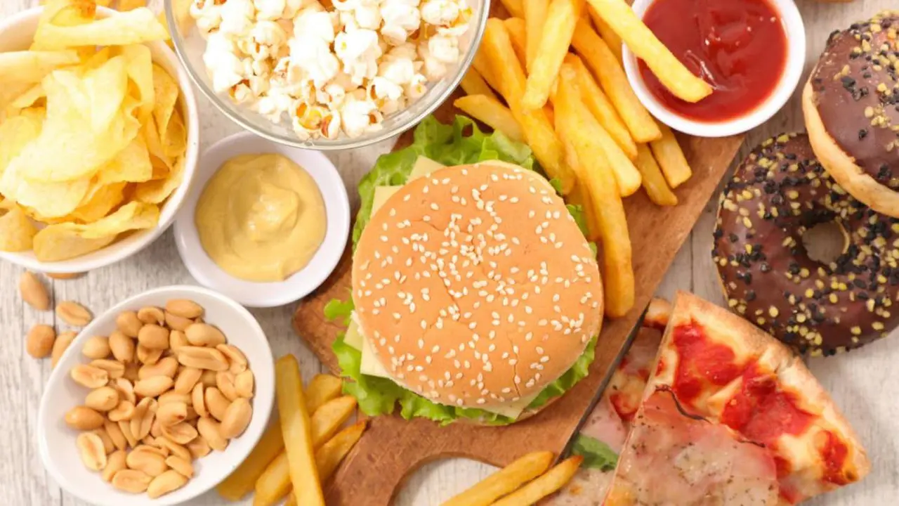 La comida chatarra tiene poco contenido nutricional y muchos ingredientes nocivos para la salud