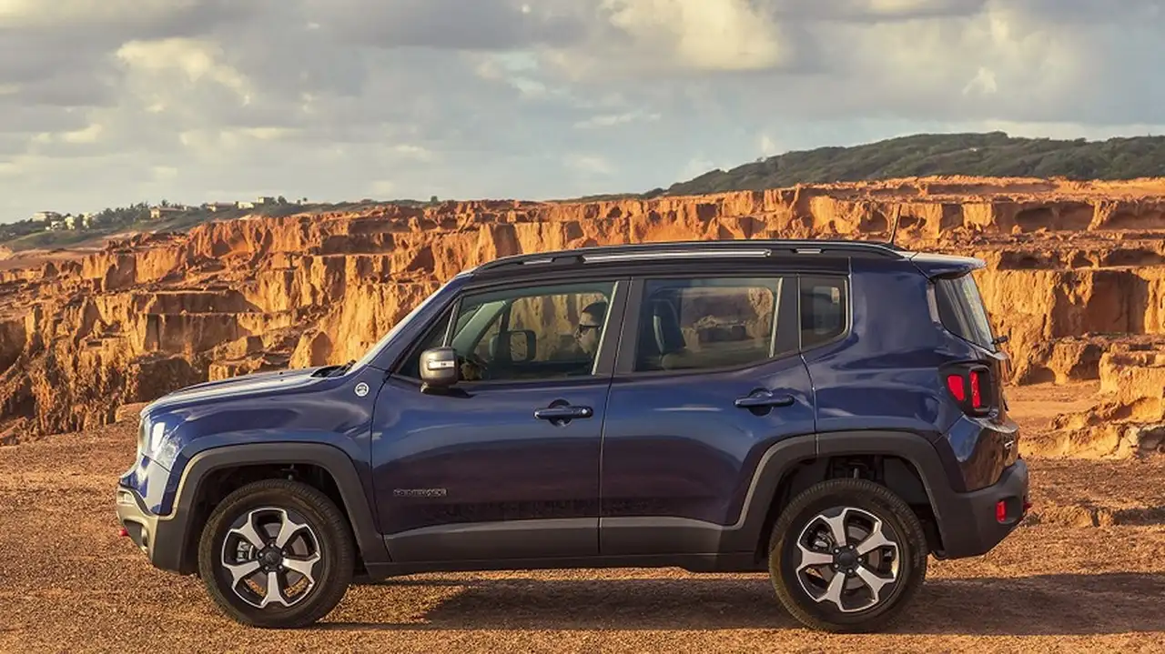 Jeep Renegade de perfil, con formas típicas de la marca.
