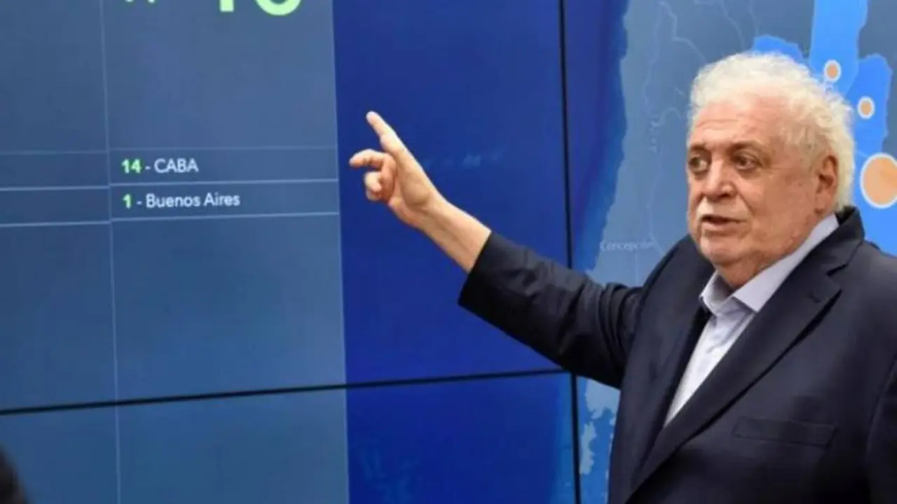 Gines González García prepara una nueva etapa de vacunación.