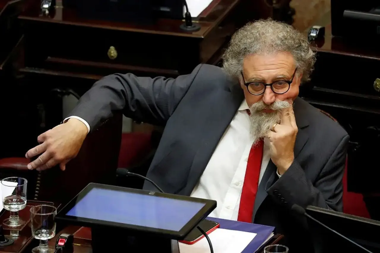 Un senador kirchnerista quiere debatir una "regulación" de las redes sociales y Patricia Bullrich salió al cruce