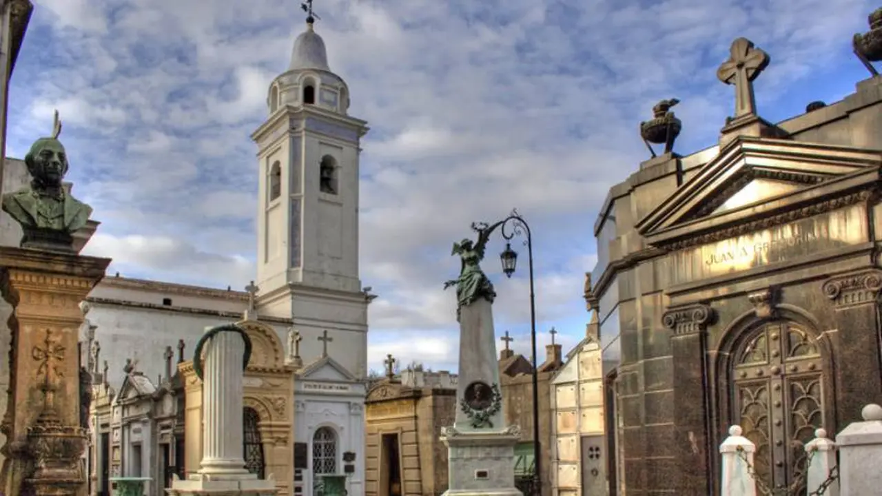 La tumba de Estrada se encuentra en el cementerio de Recoleta, en la Ciudad de Buenos Aires