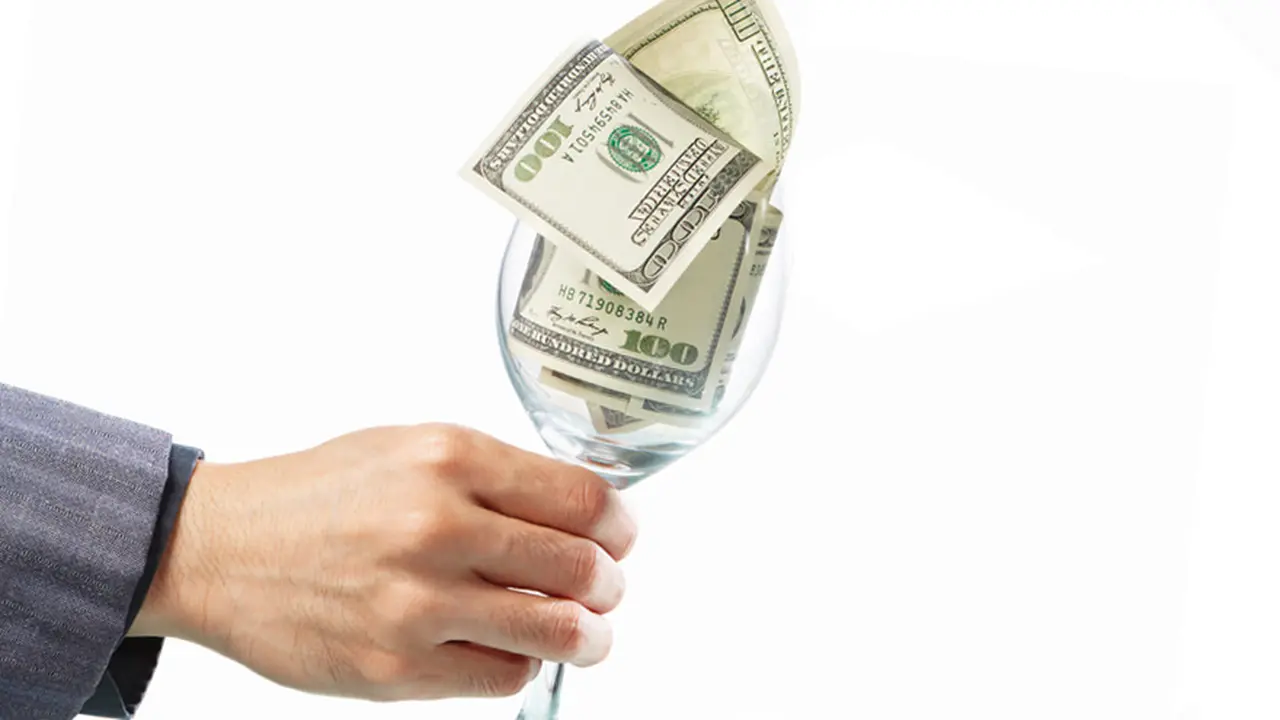 Un experto en vinos cautivó a millonarios y estafó a todos: la historia real que llegó a Netflix