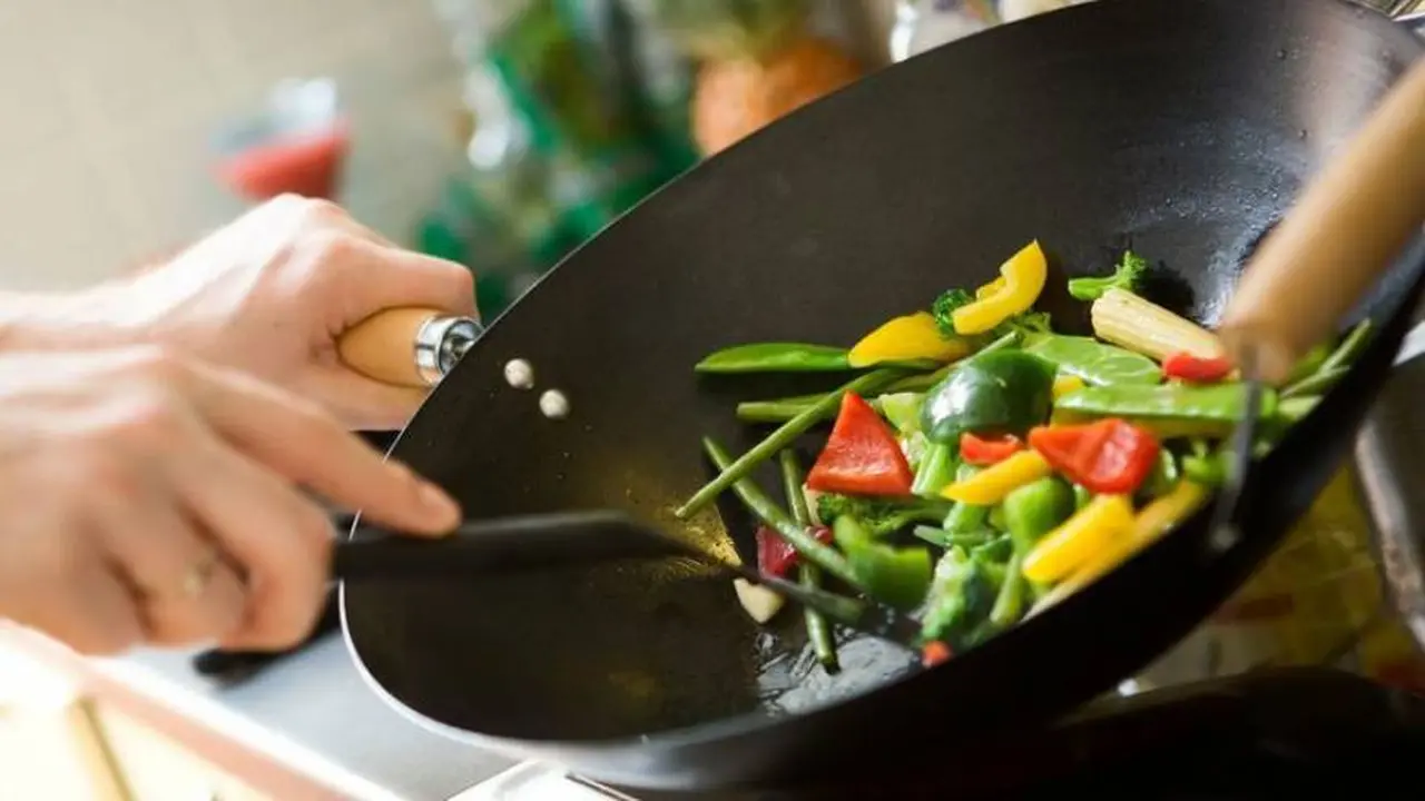 Es aconsejable calentar los alimentos en el wok, en una olla o en el horno, pero no en el microondas