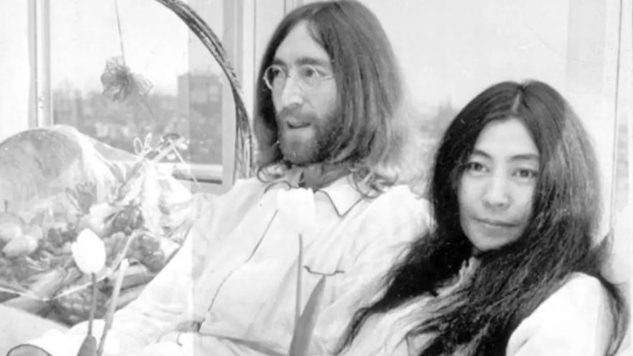 John Lennon, junto a Yoko Ono, un tiempo antes de su asesinato