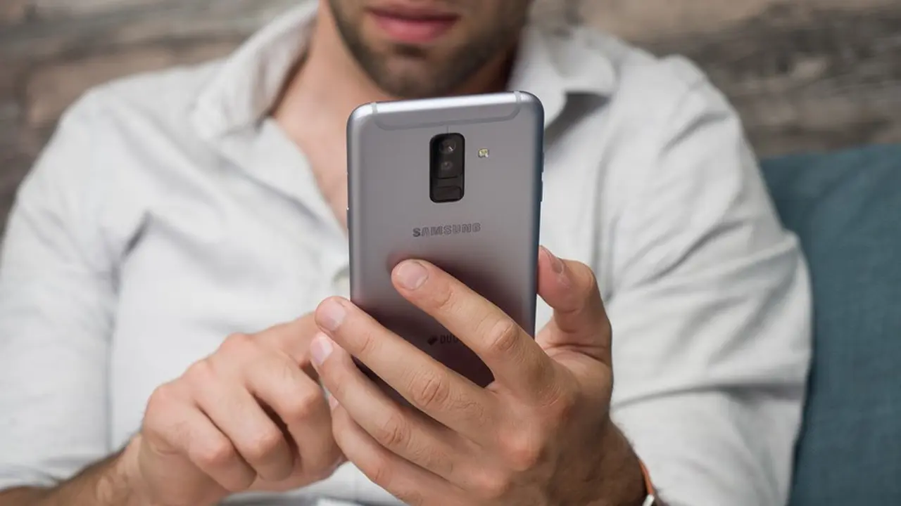 Revisar el celular de la pareja es delito