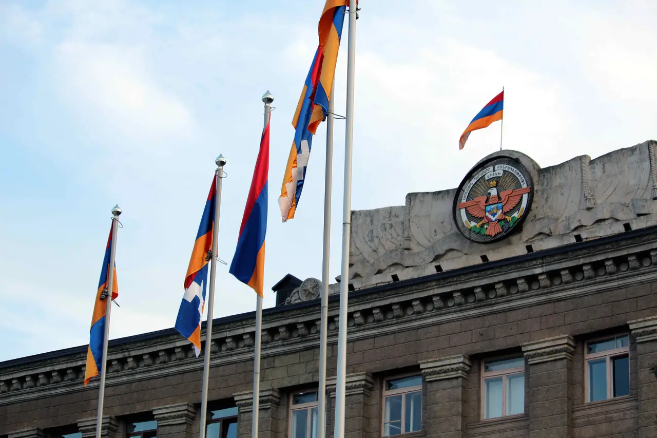 Banderas de Artsaj y Armenia en la casa de Gobierno de Artsaj en Stepanakert. Foto del autor de la nota.