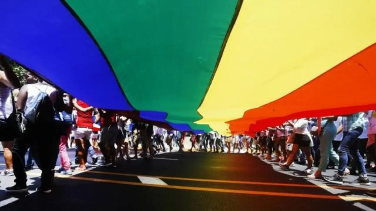 En todas las marchas por el orgullo gay se encuentra esta bandera