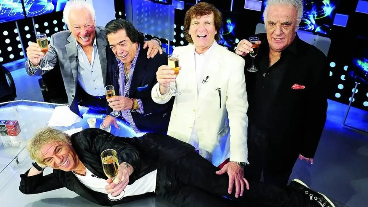 Cacho Castaña junto a sus compañeros del programa Buenos Muchachos