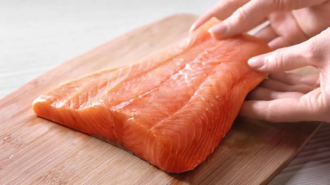 El salmón es uno de los alimentos con vitaminas de esta lista