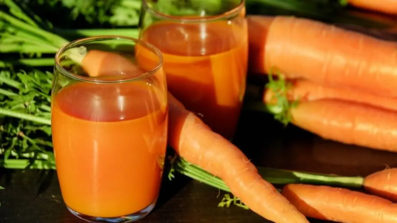 La zanahoria es un alimento con vitaminas que se recomienda comer crudo