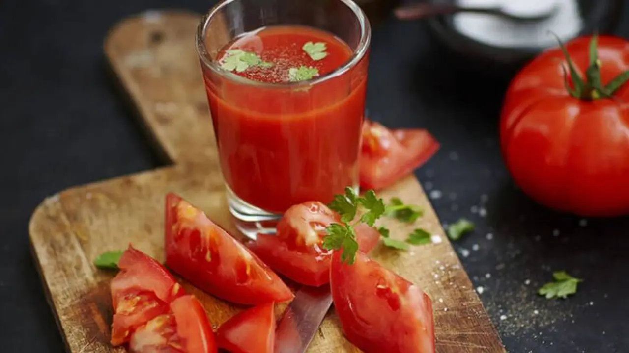 El jugo de tomate es poco popular, pero es un alimento con vitaminas muy nutritivo
