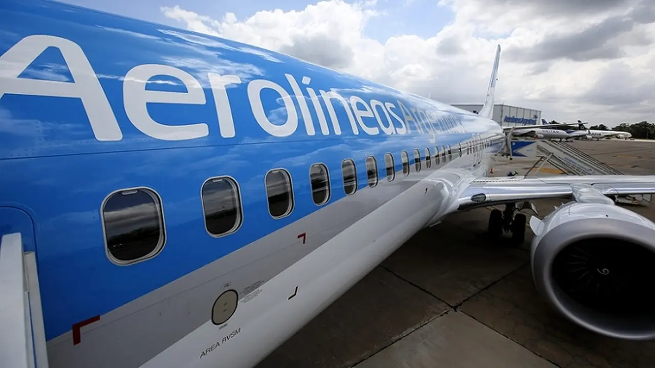 Aerolíneas Argentinas canceló viajes por baja demanda y no habrá vuelos a Uruguay en temporada