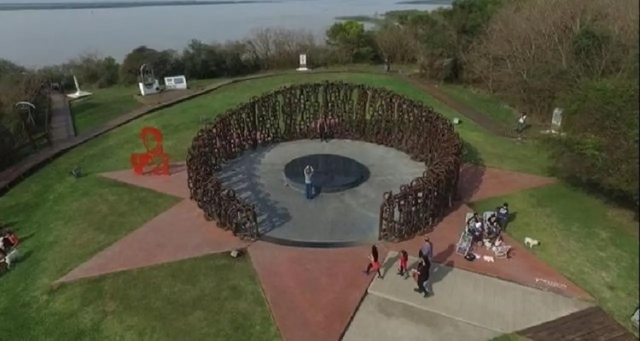 El Monumento a las Cadenas se dio a conocer el día del aniversario de la batalla en el año del Bicentenario