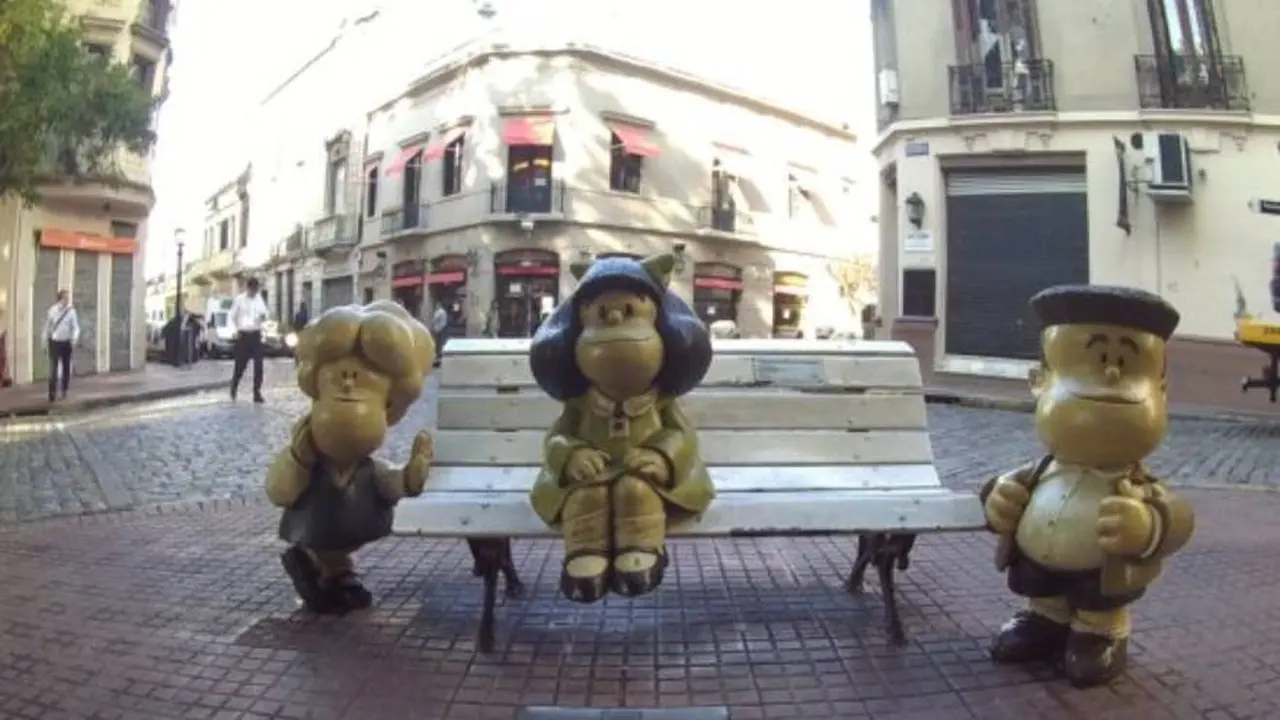 Mafalda, junto a Susanita y Manolito, en San Telmo