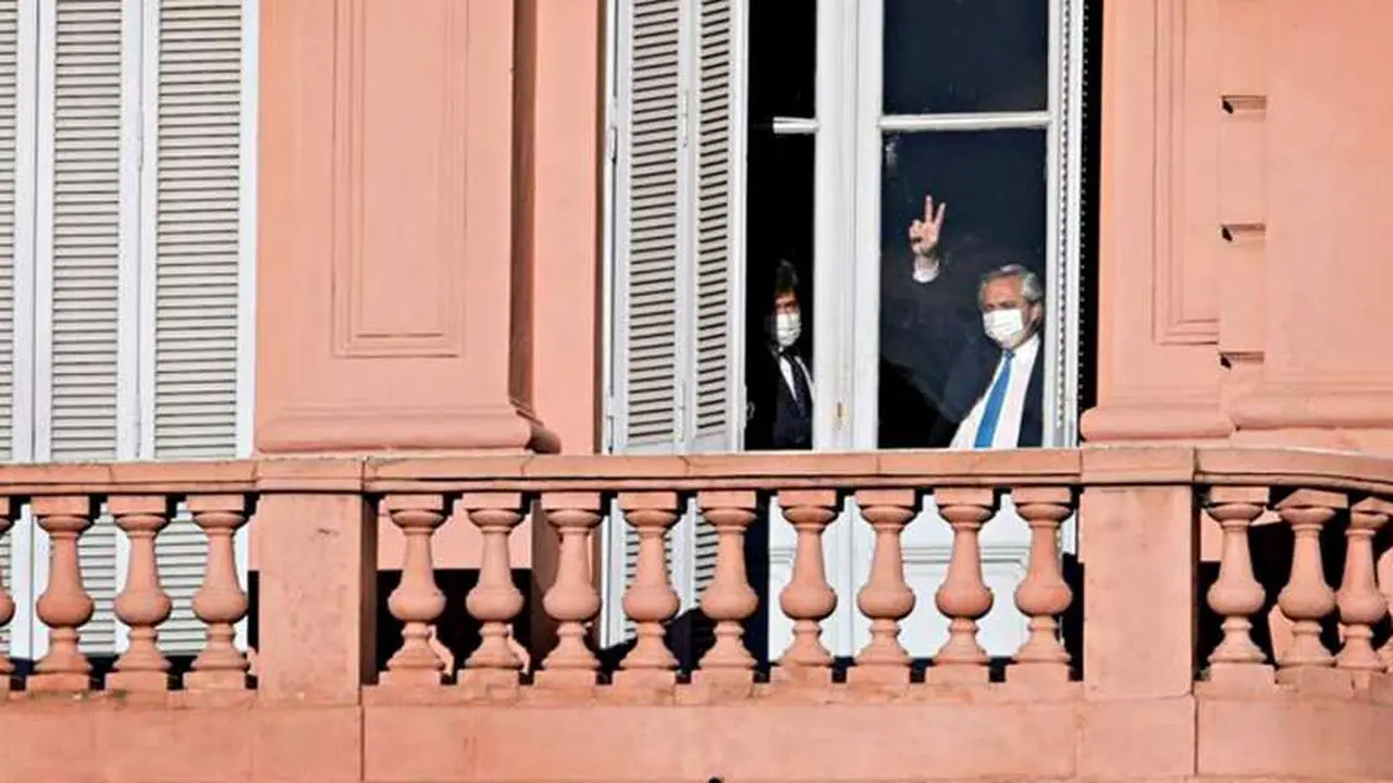 cuando arrancaba el homenaje, Fernández había saludado desde el ventanal de su despacho