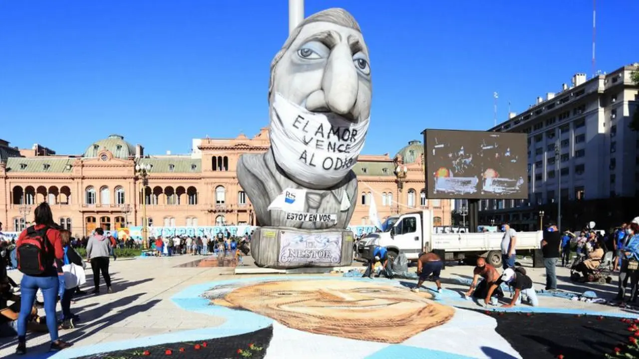 grupos de militantes pintaron en grandes dimensiones el rostro de Néstor