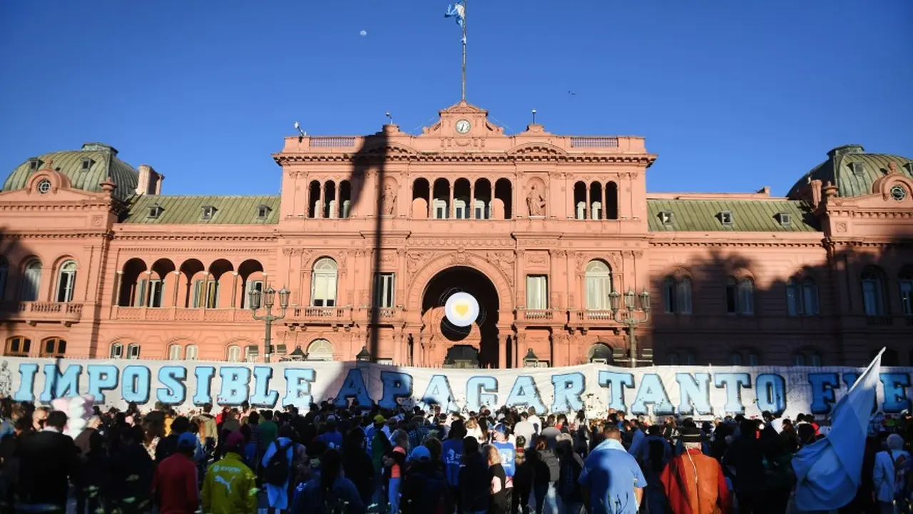 El paseo público también fue colmado de carteles con diferentes consignas