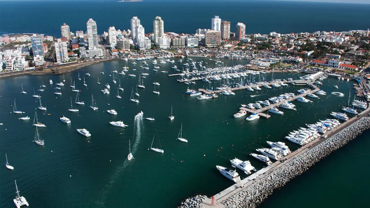 Vacaciones en Punta del Este: un nuevo protocolo aceptará a argentinos pero con una condición