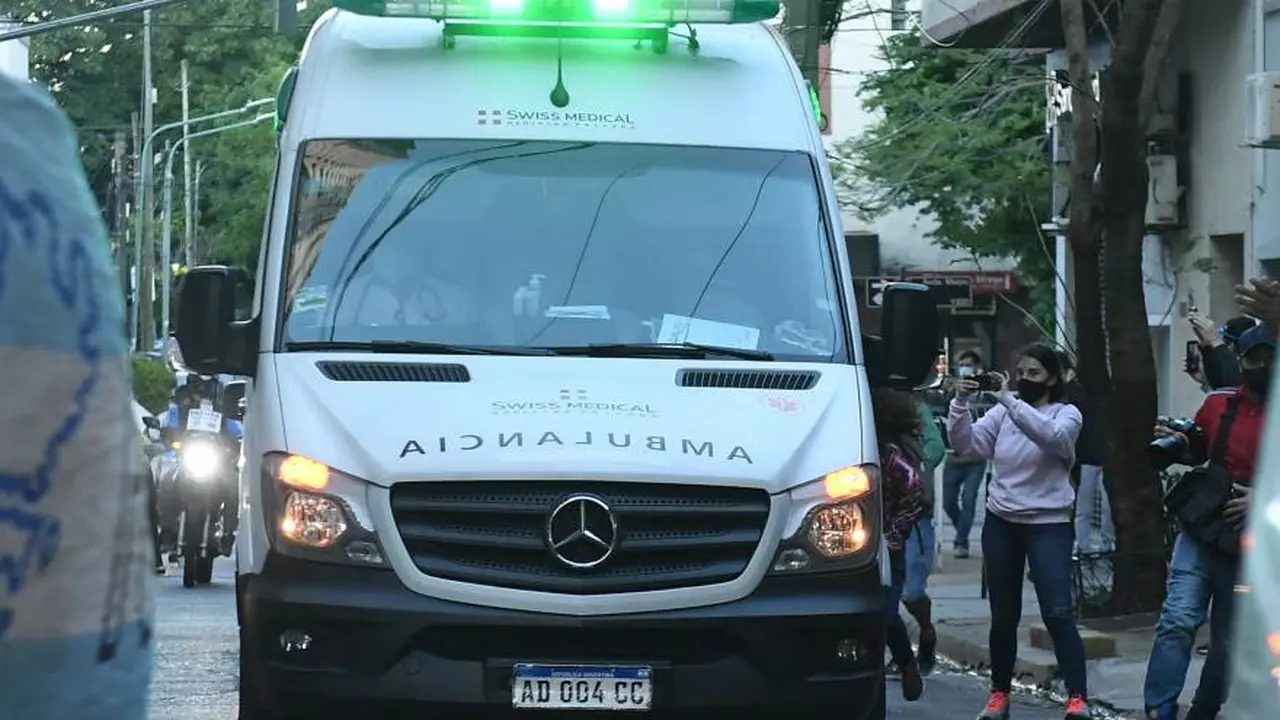 Diego Maradona en la ambulancia que lo trasladó a la clínica de Olivos