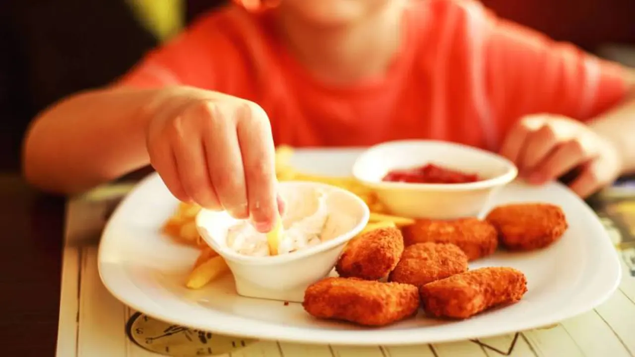 La comida chatarra es la que más impacta en la salud cardíaca por sus altos niveles de grasas trans, azúcar y sal