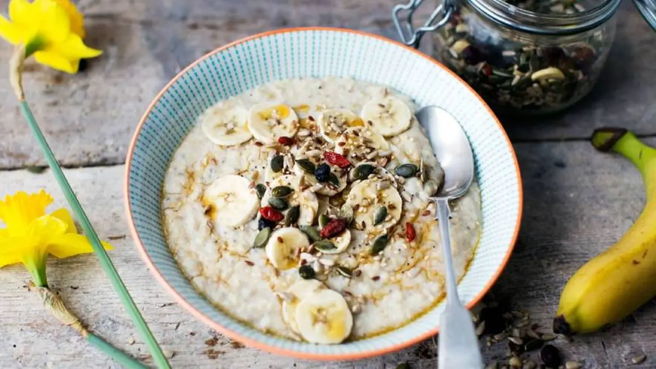 La avena se puede comer con yogur y frutas