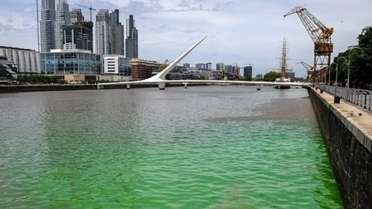 Así se ve el color del agua del río