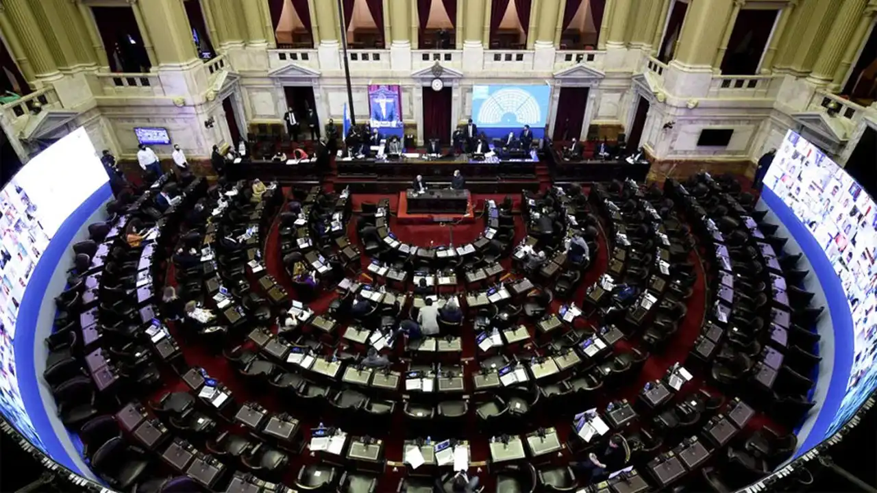 La sesión comenzó con fuertes cruces entre oficialismo y oposición.