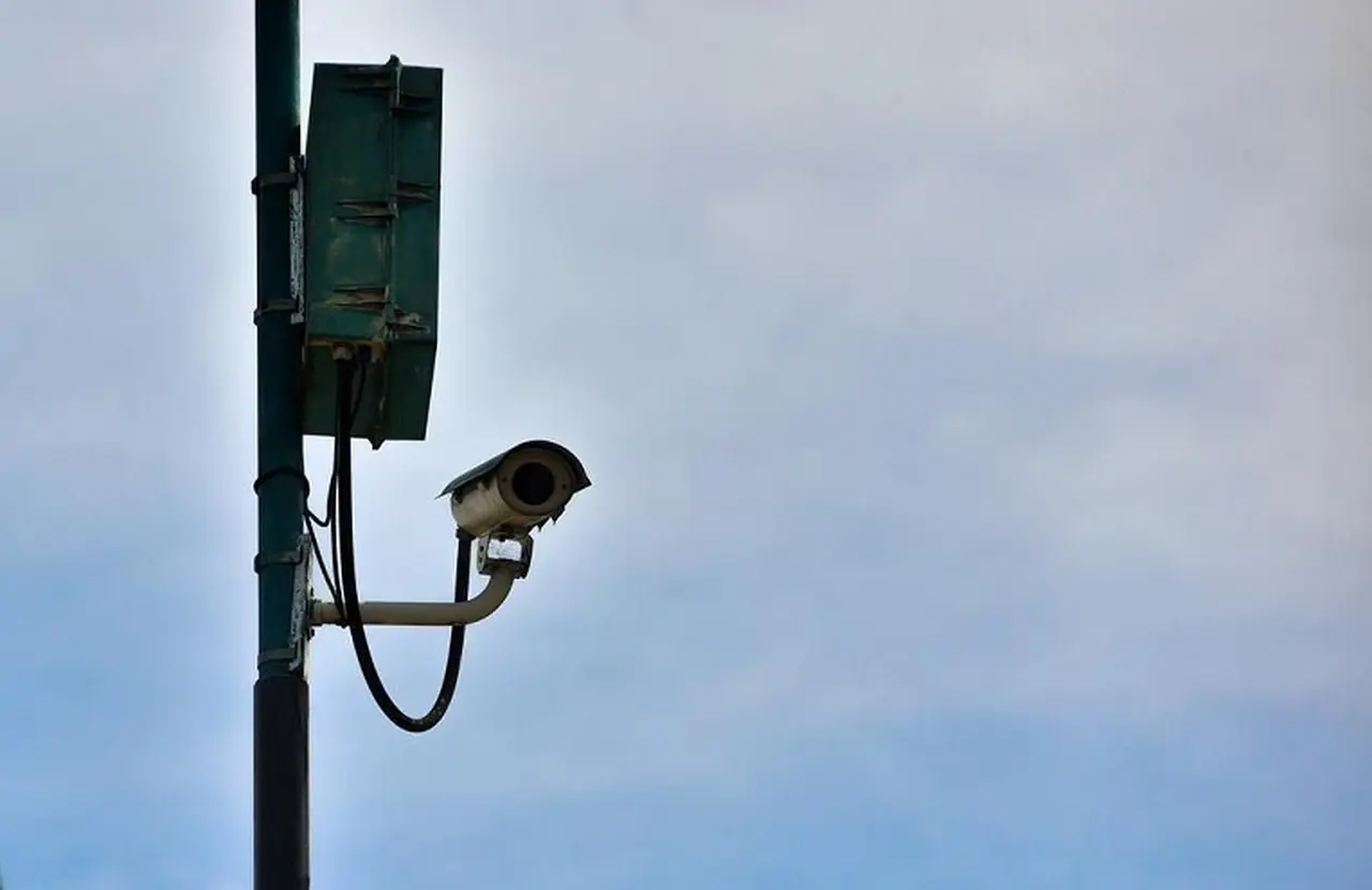 El sistema fiscaliza exceso de velocidad, violación de luz roja, invasión de carriles exclusivos