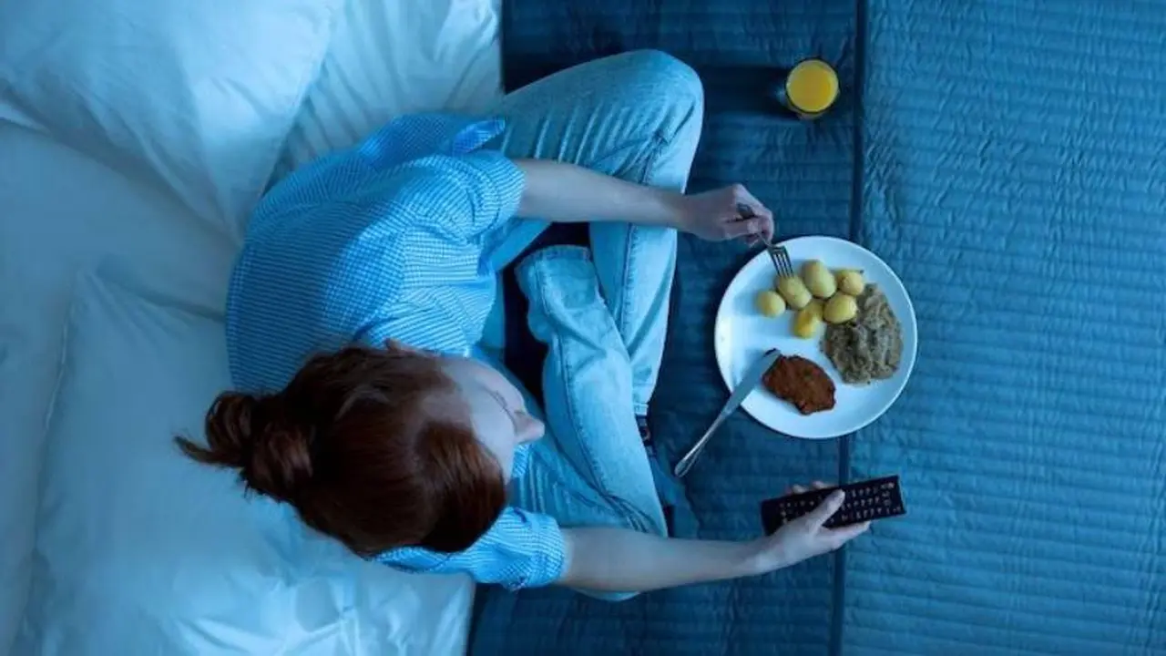 Cenar tarde puede aumentar el riesgo de padecer ciertas enfermedades