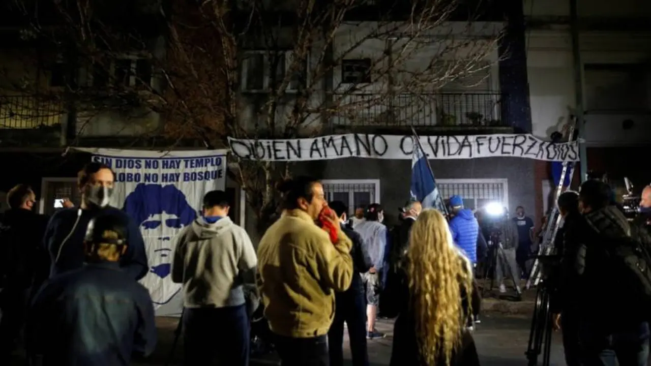 Fanáticos de Maradona y del Lobo se reunieron frente a la clínica donde estuvo internado en La Plata