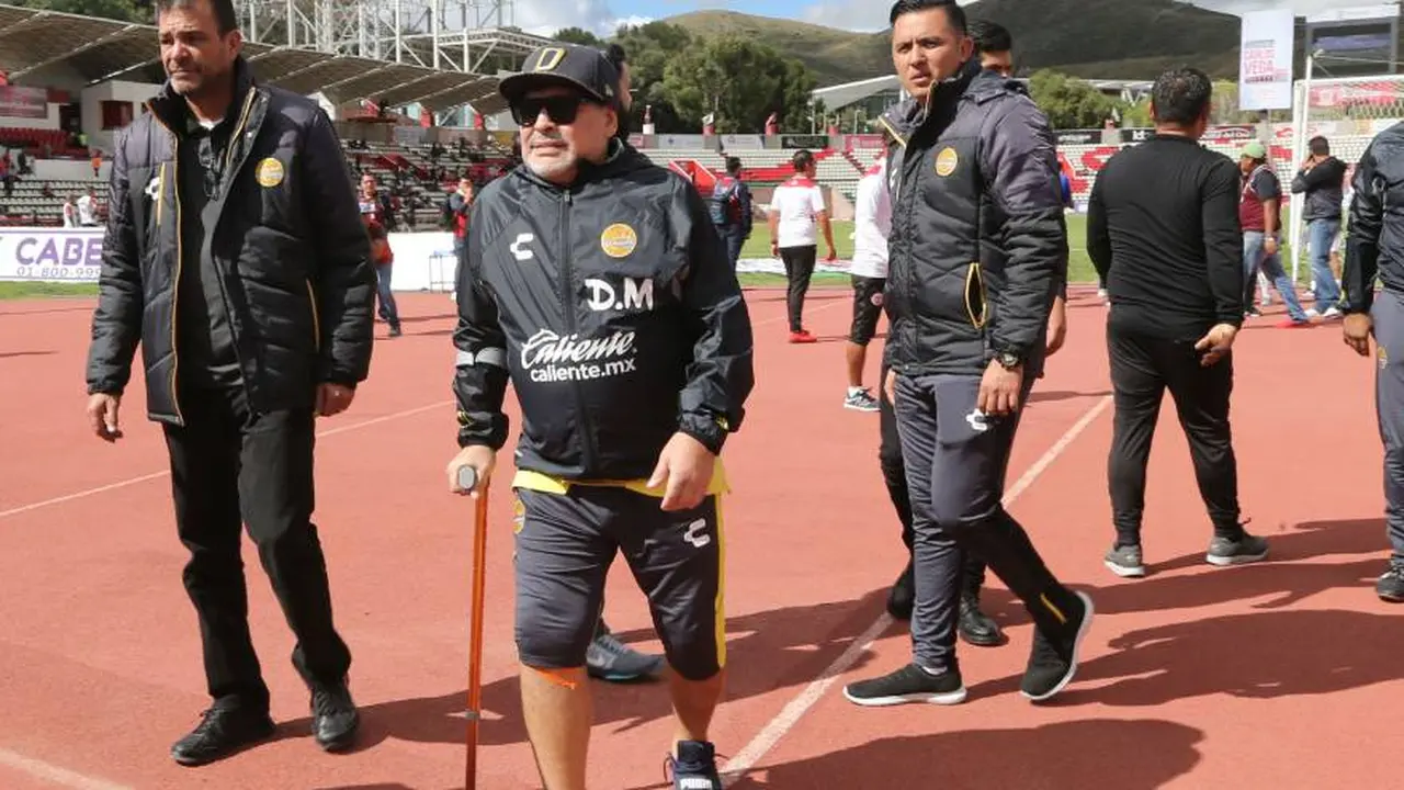 Maradona había tenido un reemplazo de rodilla derecha hace poco más de un año