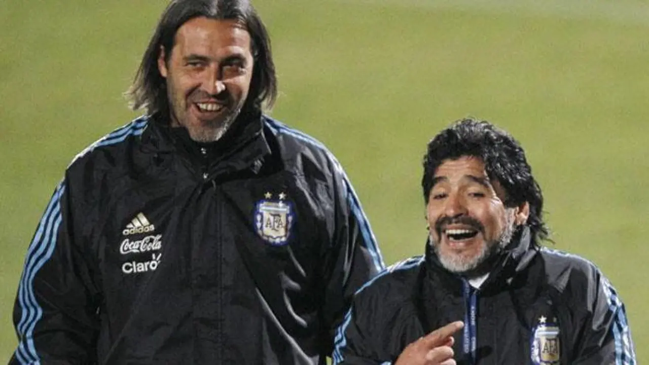 Maradona, años atrás, junto a Sergio Batista