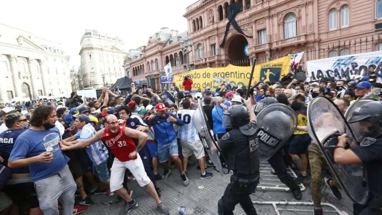 En el velorio hubo incidentes y represión, por lo que se detuvo la entrada a la Rosada